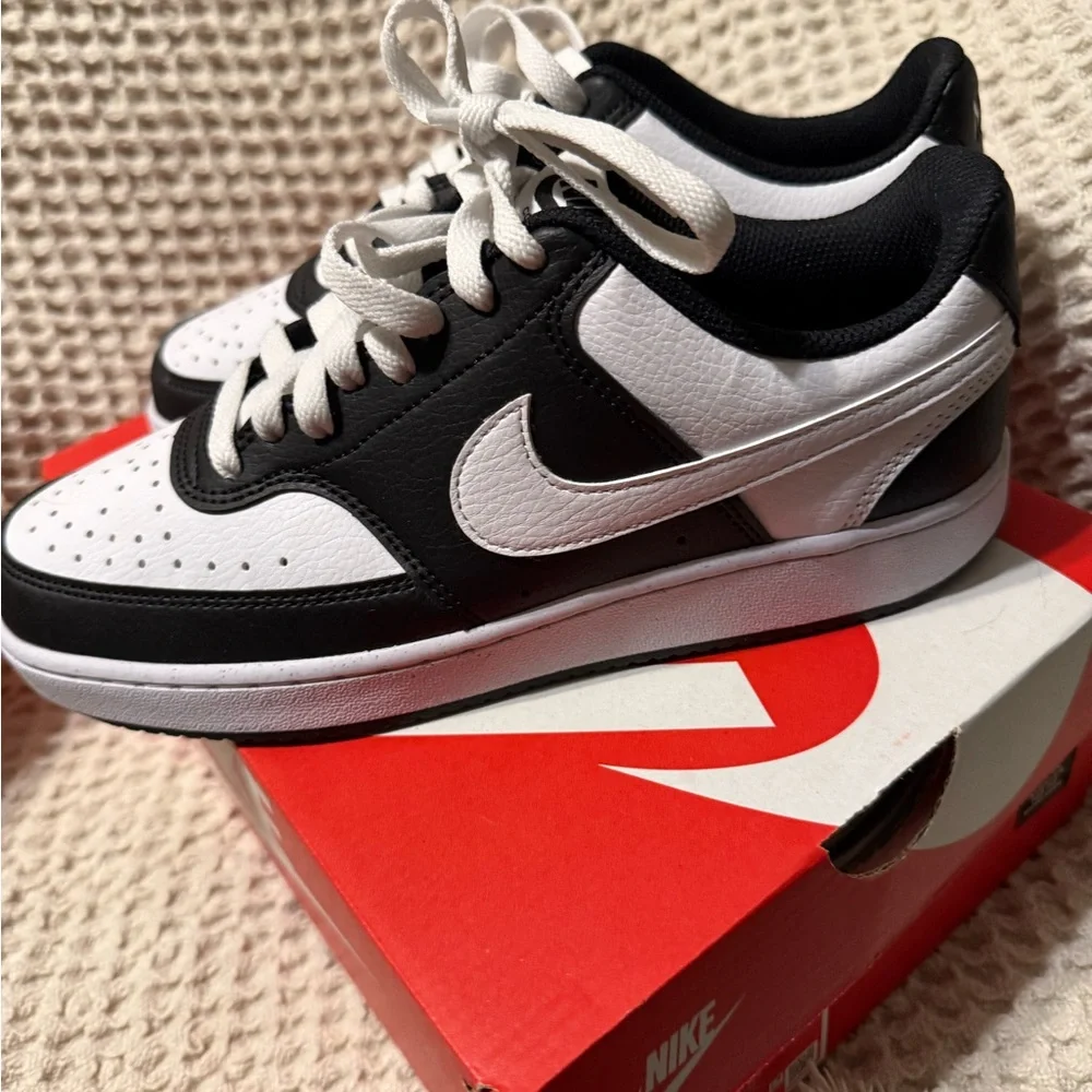 Nike Black and White Women's Sneakers - Picture 2 of 7